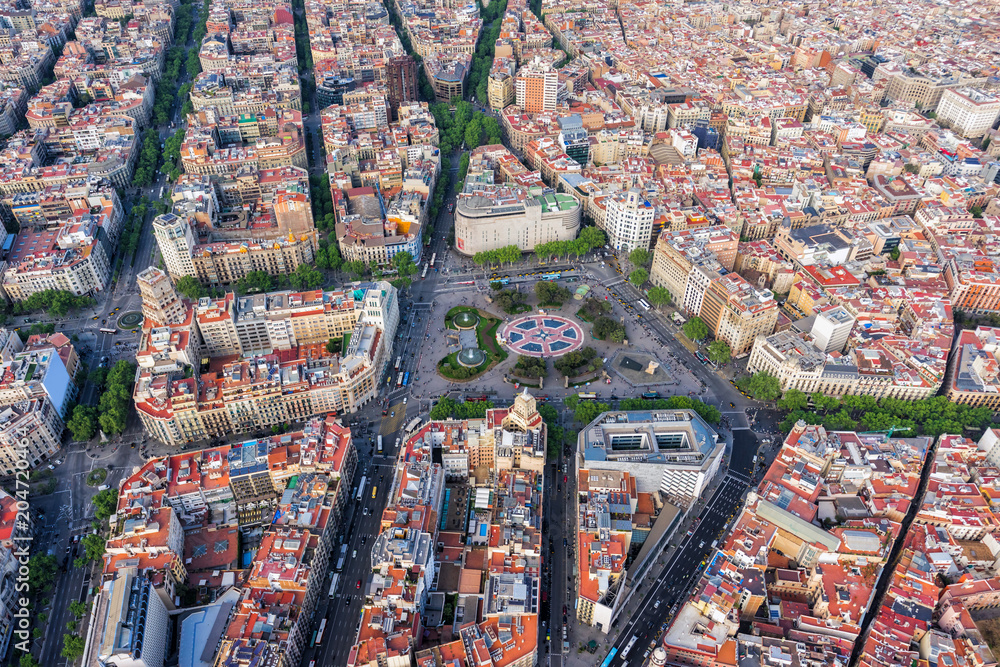 Fototapeta premium Antena Barcelona, Placa de Catalunya z typowym projektem urbanistycznym, Hiszpania. Światło późnego popołudnia