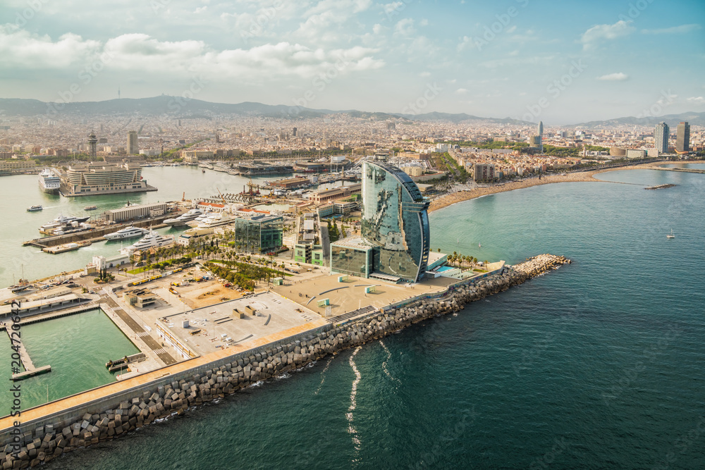 Obraz premium Barcelona antena, panorama miasta i plaża w słoneczne popołudnie, Hiszpania