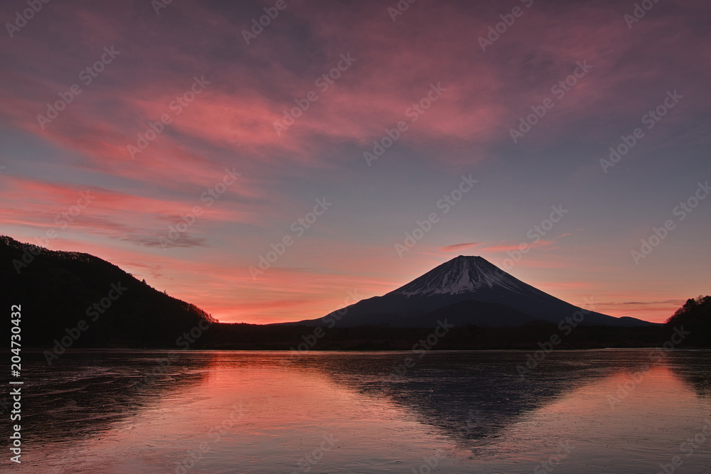 河口湖からの夜明け前の富士山