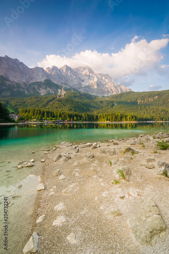 Sommer am See in den Bergen - Eibsee mit Zugspitze