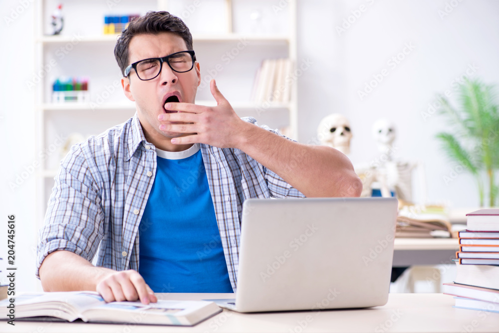 Obraz premium Medical student preparing for exams