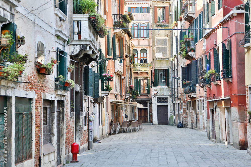 Ein Platz mit bunten Häusern in Venedig