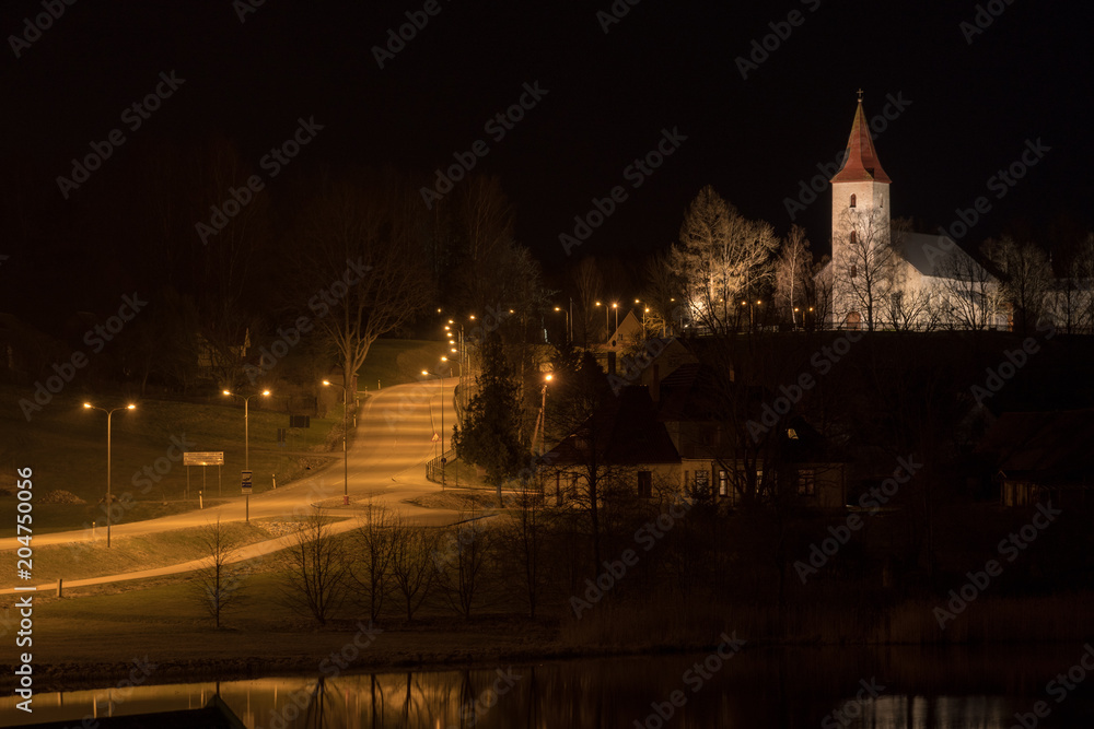 Nachts bei der Kirche in Rouge in Estland