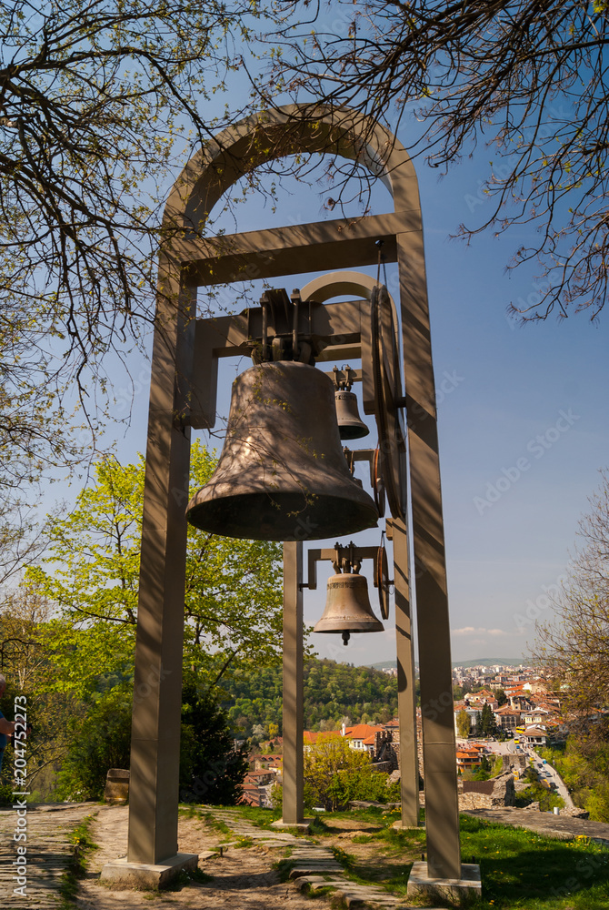 Obraz premium Old bell in tsarevets stronghold in Veliko Tarnovo, Bulgaria