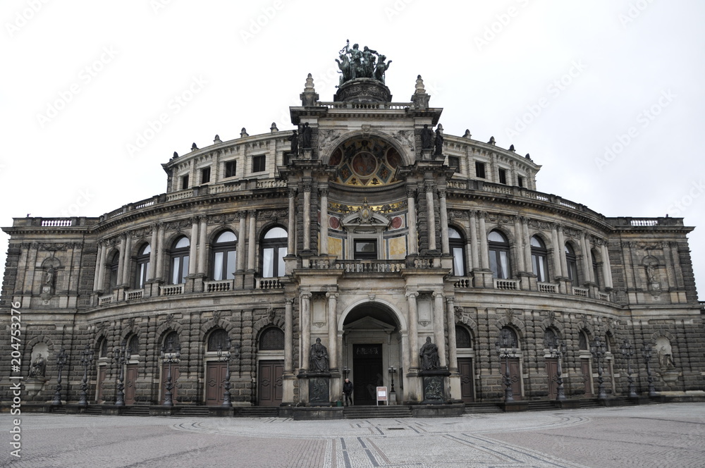 Opernplatz mit Semperoper, Dresden, Freistaat Sachsen, Deutschland, Europa