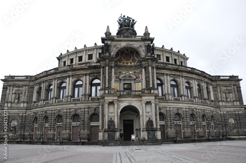 Opernplatz mit Semperoper  Dresden  Freistaat Sachsen  Deutschland  Europa