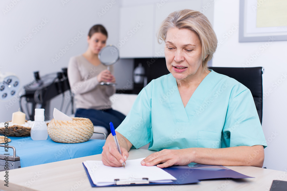 Obraz premium Beautician prescribing procedures to woman