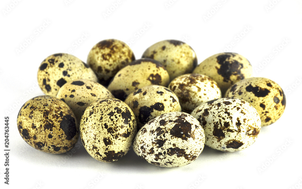 Obraz premium Quail eggs on white background closeup 