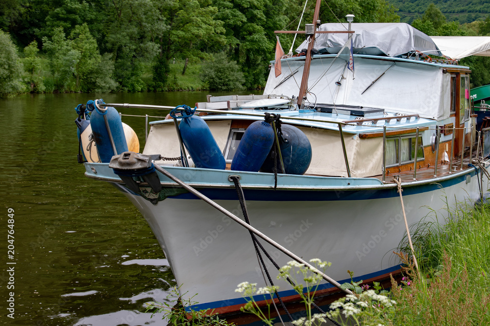 Obraz premium Front of a small boat swimming in a tiny river