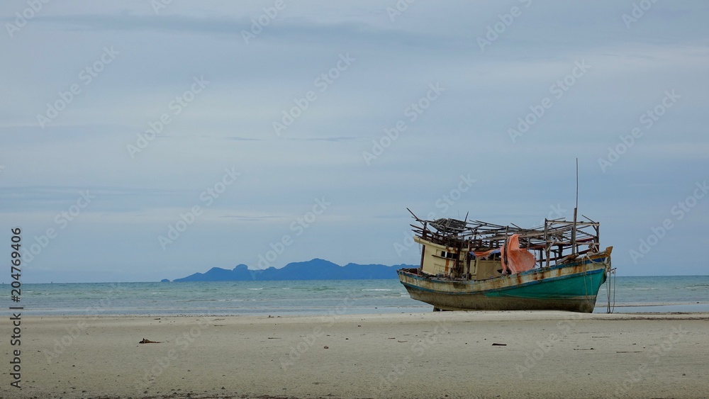 Fischerboote am Strand, am Ufer auf Ko Samui in Thailand Fischerboote am Strand, am Ufer auf Ko Samui in Thailand