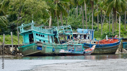 Fischerboote am Strand, am Ufer auf Ko Samui in Thailand