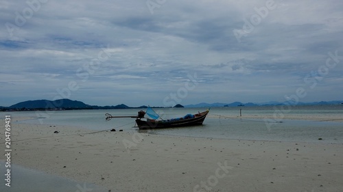 Fischerboote am Strand, am Ufer auf Ko Samui in Thailand © Omm-on-tour