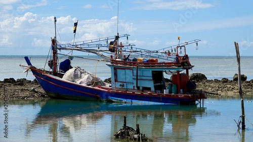 Fischerboote am Strand, am Ufer auf Ko Samui in Thailand