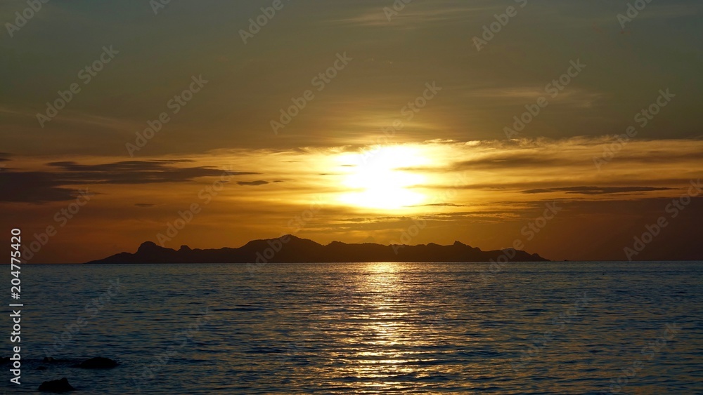 Sonnenuntergang, Dämmerung an der Küste mit Blick auf Insel