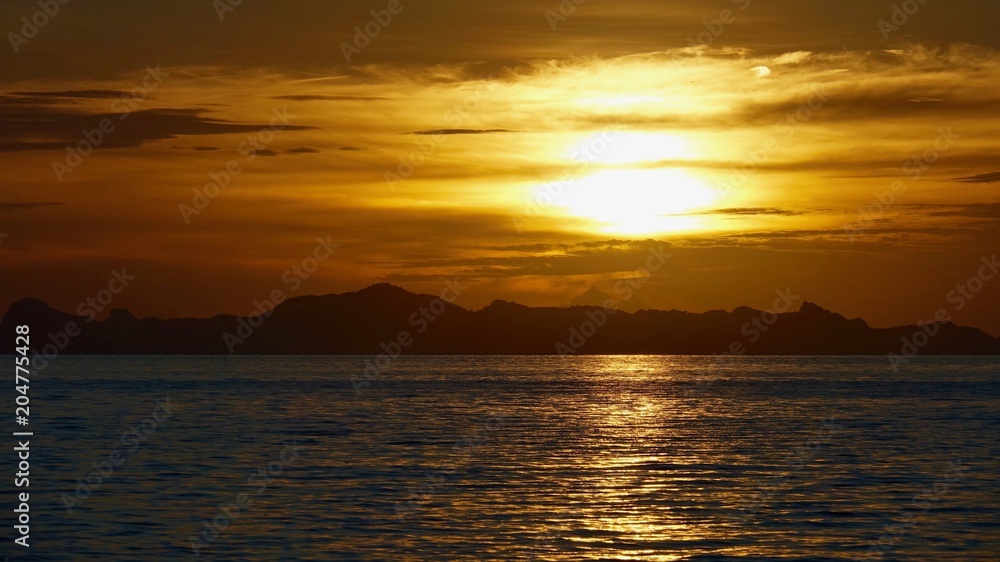 Sonnenuntergang, Dämmerung an der Küste mit Blick auf Insel