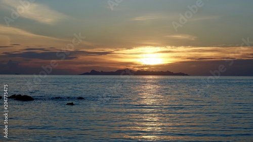 Sonnenuntergang  D  mmerung an der K  ste mit Blick auf Insel