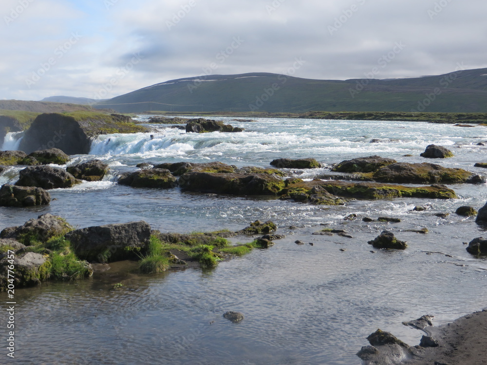 Flusslandschaft Island mit Wasserfall