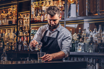 Fotobehang Kroeg Stoere barman maakt cocktail klaar  © Fxquadro