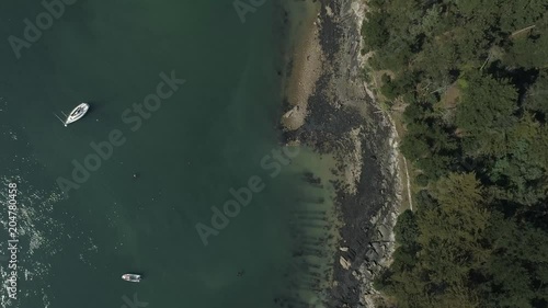 Drone en Bretagne. 4k - Survol et travelling. Côte et forêt - Forest and coast - Beautiful sea and boat. Bateaux
