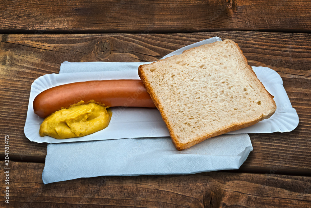 Bockwurst mit Senf und Toast Stock-Foto | Adobe Stock