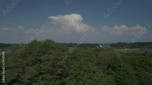 Drone en Bretagne. 4k - Survol et travelling. Aerial view. Vue aérienne. Forêt et marais.