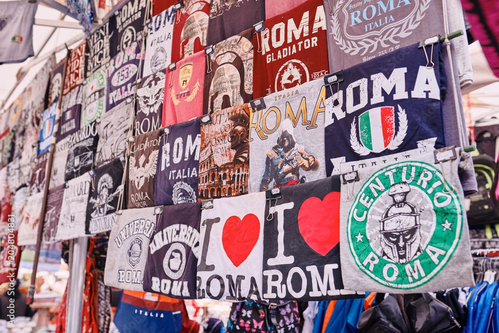 Obraz premium Rome, tourist t-shirt stands in Campo de Fiori (fields of flower)