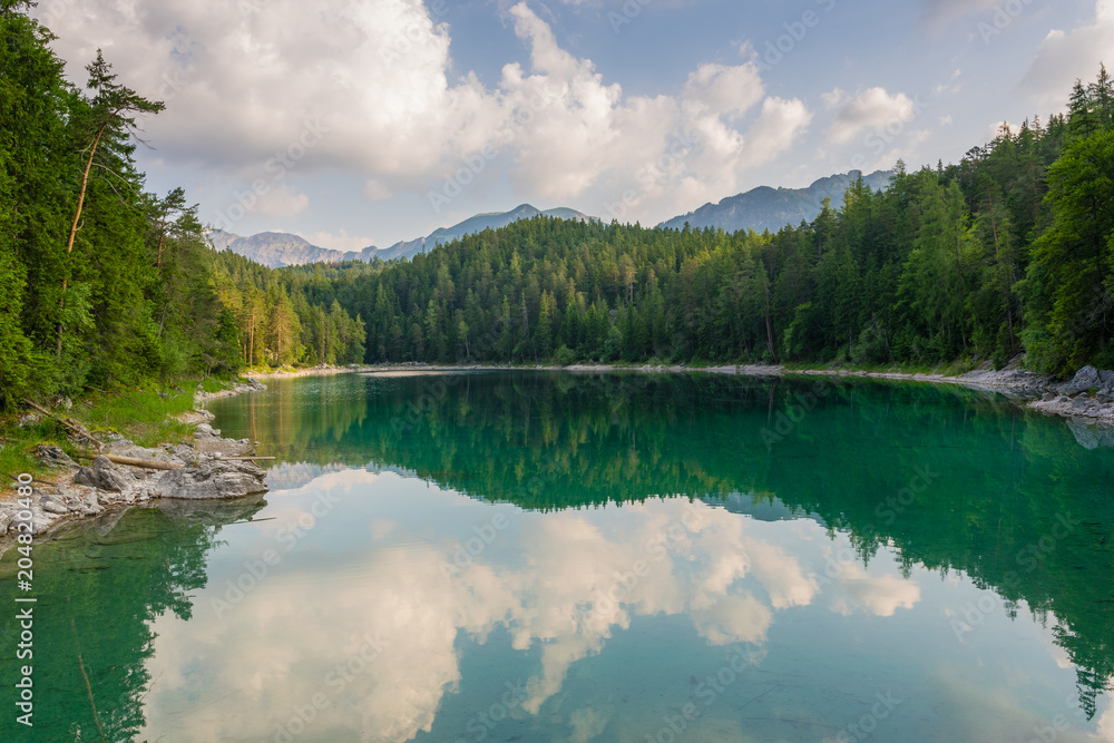 Landschaft am Eibsee in den Alpen im Sommer Landschaft am Eibsee in den Alpen im Sommer
