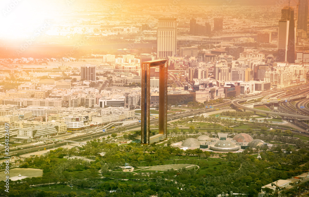 Obraz premium Dubaj panoramę z budynku Dubai Frame o zachodzie słońca