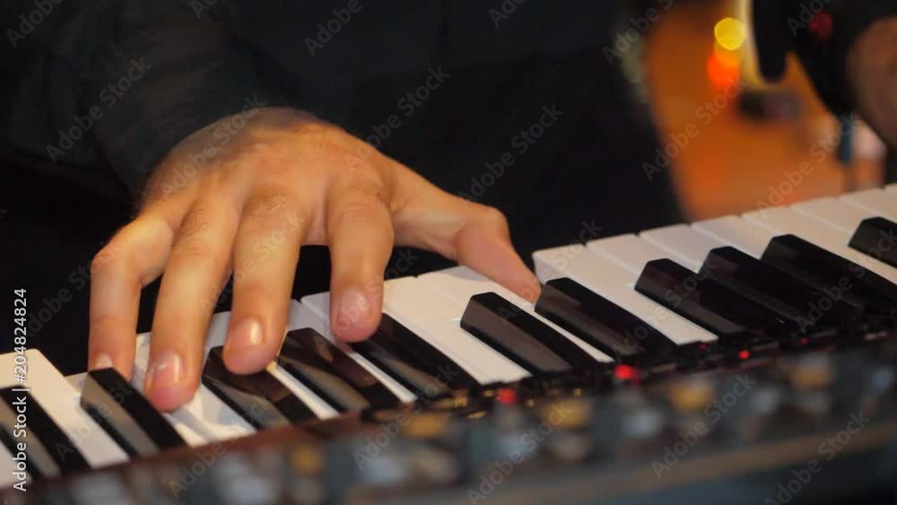hombre tocando el teclado detalle de las manos slowmotion
