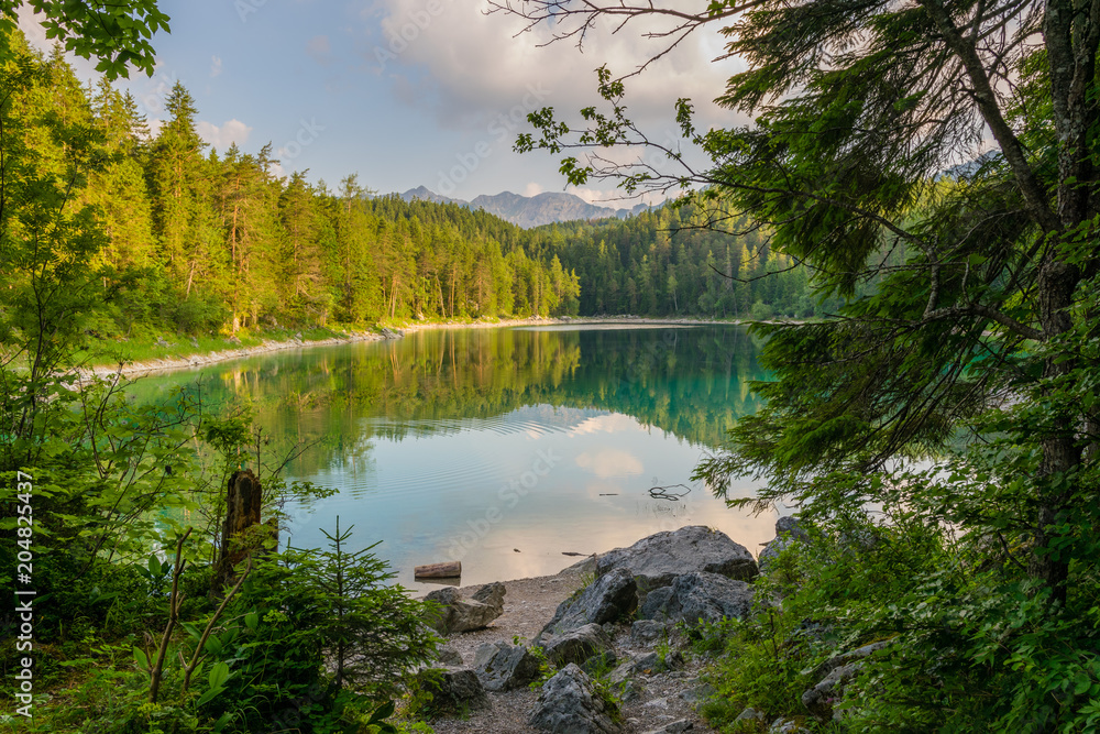 Fototapeta premium Eibsee Untersee im Wald in den Alpen