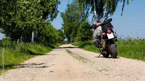 Motorrad auf einem Waldweg