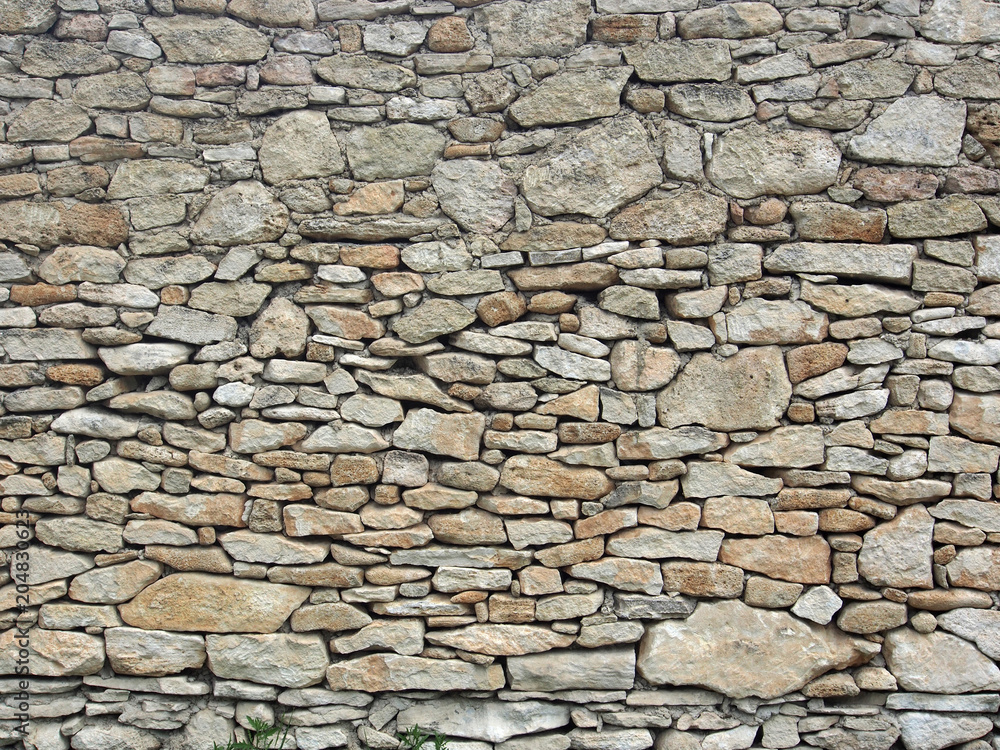 Alte Trockenmauer aus Feldsteinen