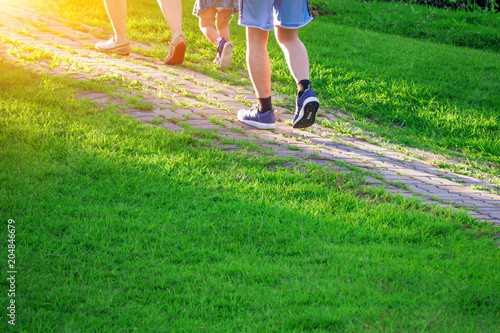 Quadro em tela Family romp in the park at dusk.
