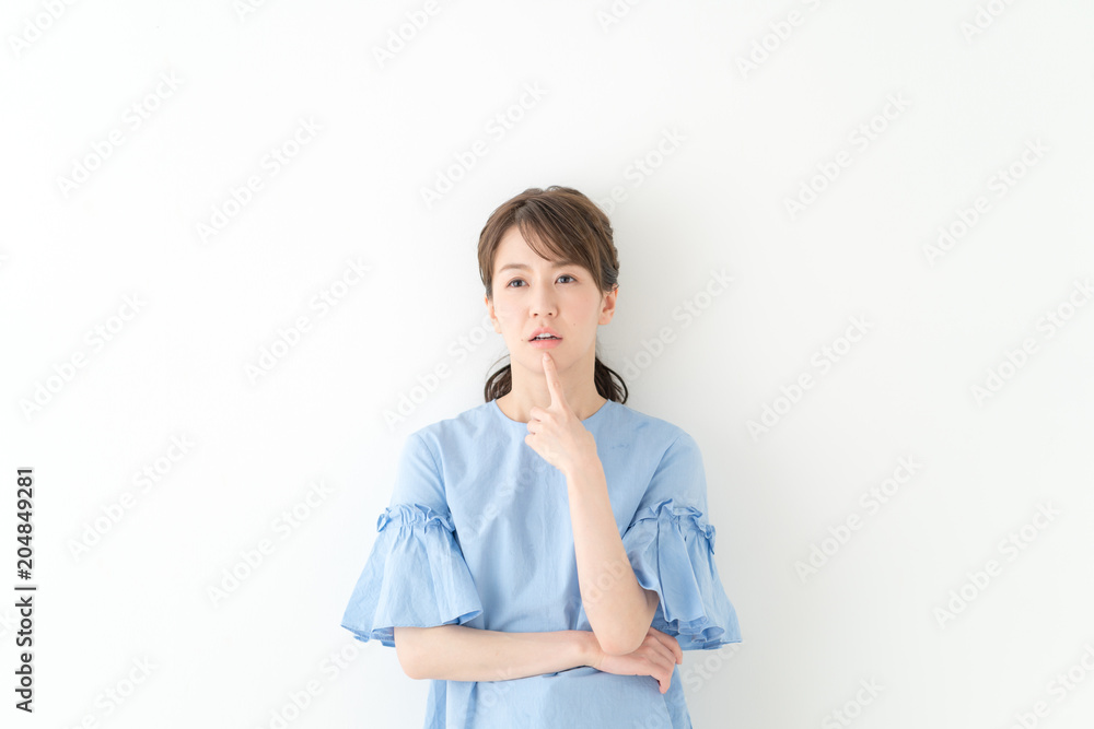悩む女性 悩む女性