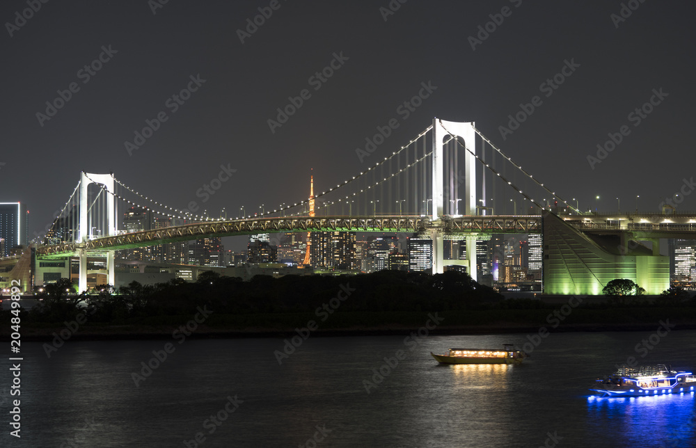 Fototapeta premium Pejzaż Tokio Nocny widok z Odaiba Oświetlony tęczowy most i łódź mieszkalna