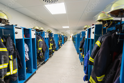 Sammelumkleide der Freiwilligen Feuerwehr mit Spinden Uniformen und Helmen photo