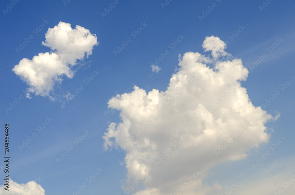 Obraz premium Blue sky with beautiful white clouds.