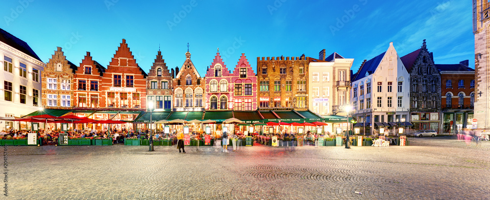 Fototapeta premium Brugia - Panorama Rynku w nocy, Belgia