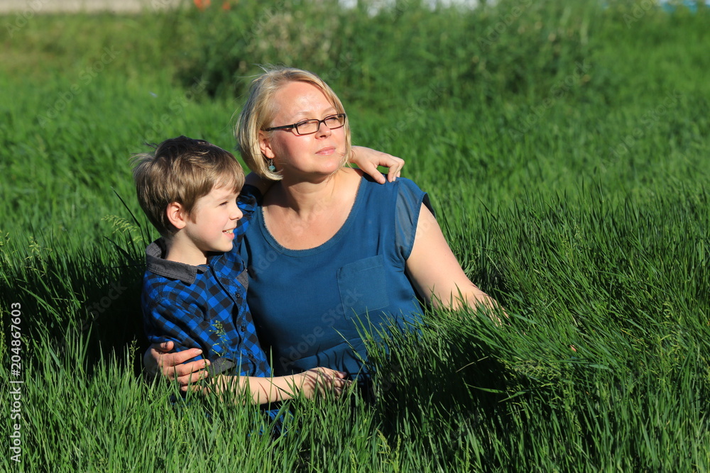 Mutter mit Sohn in der Natur Mutter mit Sohn in der Natur