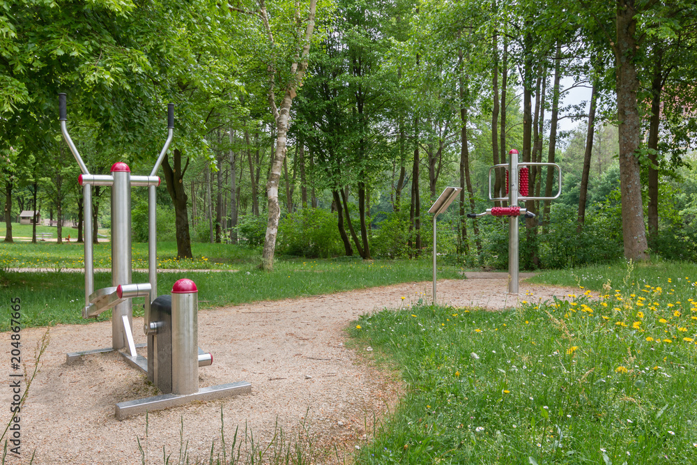 Obraz premium Fitness Geräte in einem öffentlichen Park. Fitness equipment