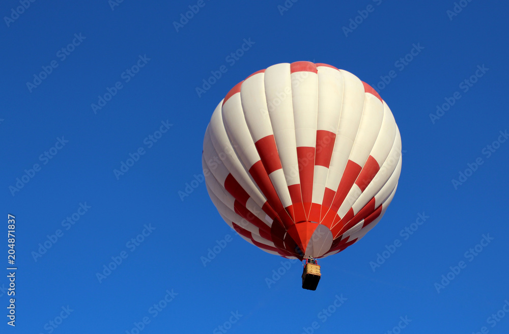 Fototapeta premium big balloon with a basket of people