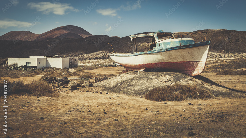Fototapeta premium Bateau abandonné au milieu des Volcans sur l'ile de La Graciosa - Abandoned boat in the middle of Volcanoes on the island of La Graciosa