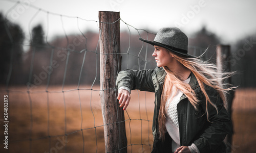 Fotografia Beautiful stylish woman in hat on rural country farm