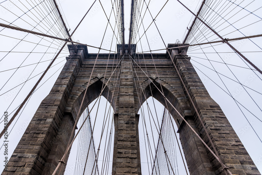 Obraz premium Łuki mostu Brooklyn i druty zawieszenia
