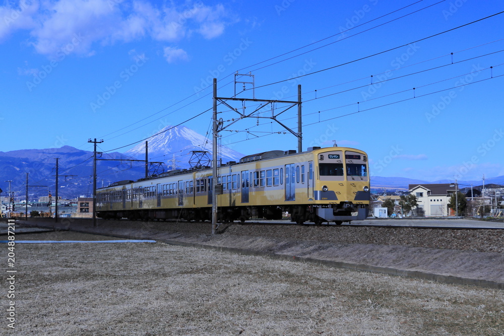電車と富士山の風景