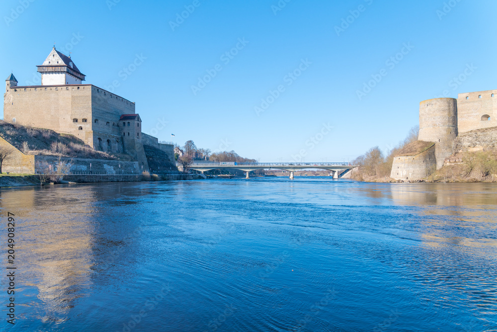 Die Narva zwischen Hermannsfeste (Estland) und Festung Iwangorod (Russland)