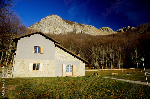 rifugio alpino isera orecchiella turismo parco nazionale appennino tosco emiliano lucca toscana photo