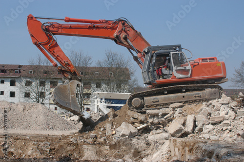 Hausabbruch mit einem Bagger