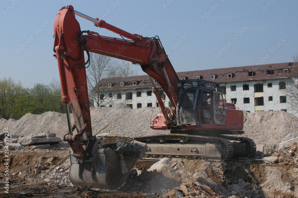 Fototapeta premium Hausabbruch mit einem Bagger