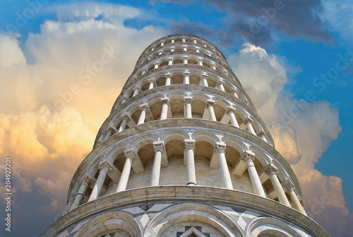 Prospettiva della torre pendente di Pisa photo